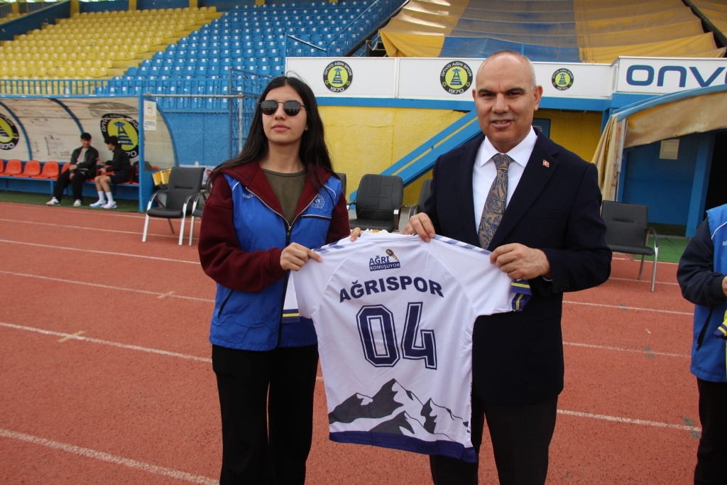 Ağrı Valisi Koç'tan Ağrı Spor Antremanında Moral Ziyareti