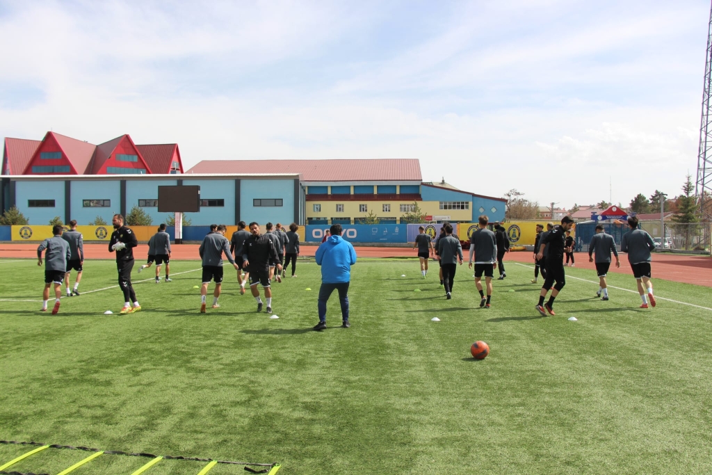 Ağrı Valisi Koç'tan Ağrı Spor Antremanında Moral Ziyareti