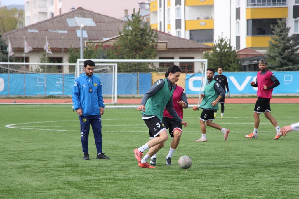 Ağrı Valisi Koç'tan Ağrı Spor Antremanında Moral Ziyareti