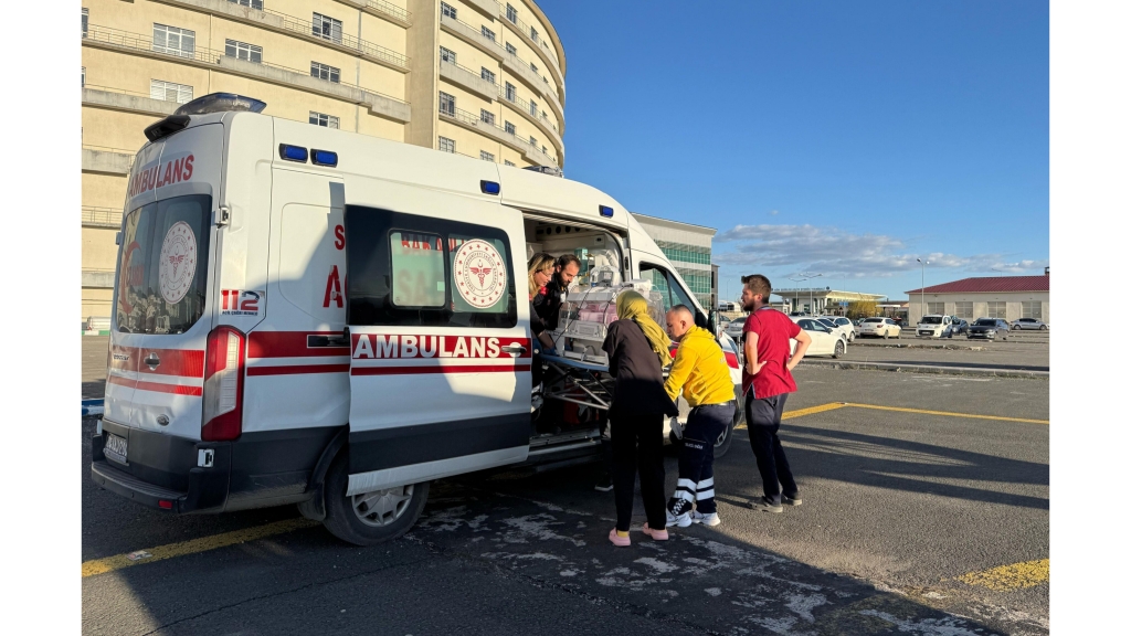 Prematüre Doğan Adar Bebek Ambulans Helikopterle Vana Sevk Edildi
