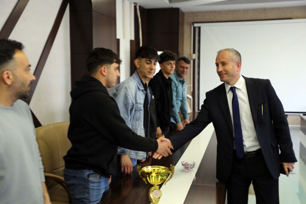 Ağrı Milli Eğitim Müdürü Kökrek Türkiye Şampiyonu Öğrencileri Ağırladı