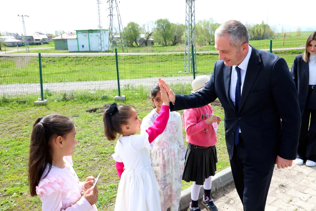 Ağrı'da Minik Eller Geleceği Yeşertti