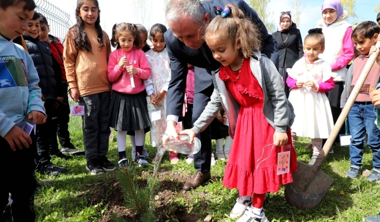 Ağrı’da Minik Eller Geleceği Yeşertti