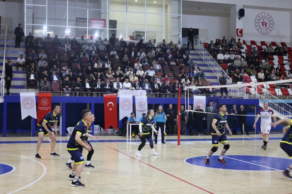 Kurumlar ve Halk Arası Voleybol Turnuvasında Şampiyon Ağrı Adalet Takımı Oldu
