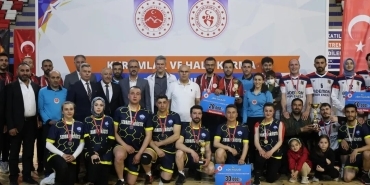 Kurumlar ve Halk Arası Voleybol Turnuvasında Şampiyon Ağrı Adalet Takımı Oldu