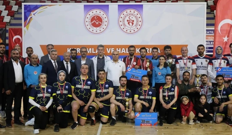 Kurumlar ve Halk Arası Voleybol Turnuvasında Şampiyon Ağrı Adalet Takımı Oldu