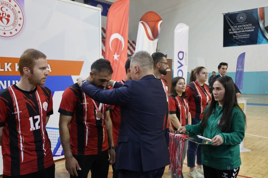 Kurumlar ve Halk Arası Voleybol Turnuvasında Şampiyon Ağrı Adalet Takımı Oldu
