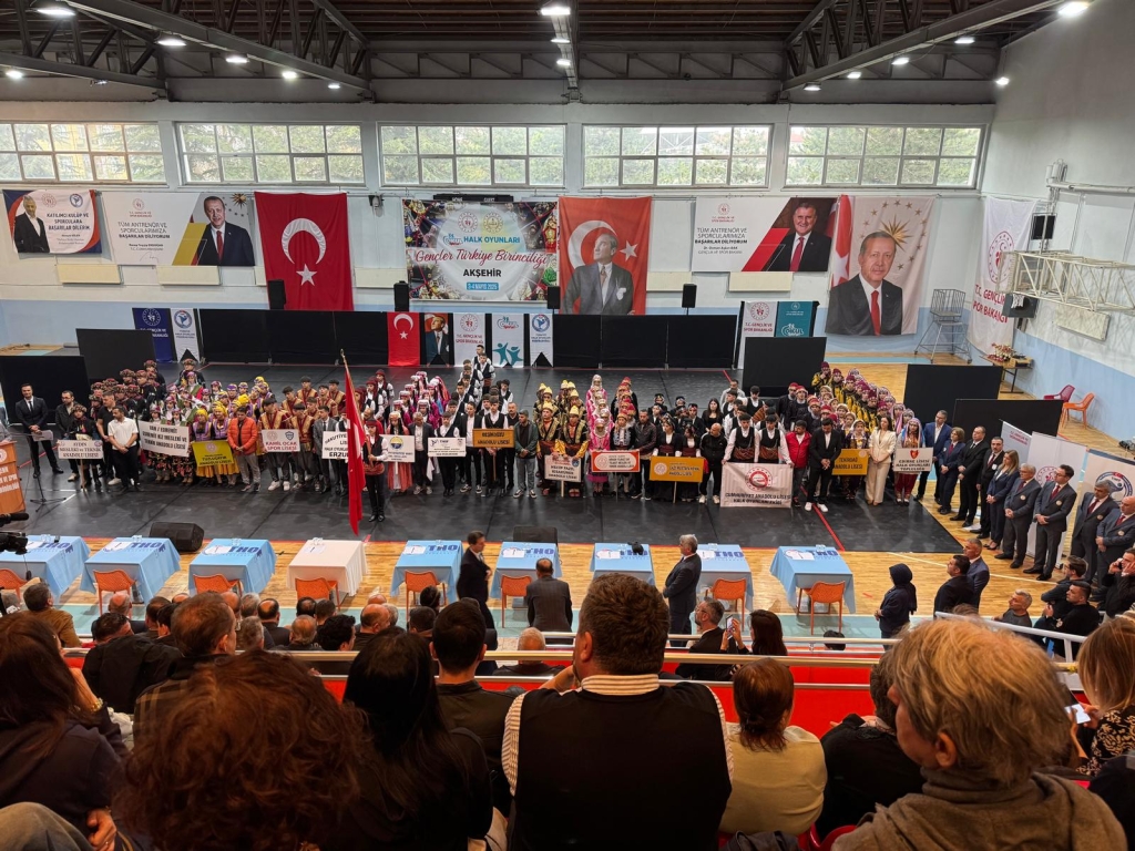 Ağrı Cumhuriyet Anadolu Lisesi Halk Oyunlarında Türkiye Şampiyonu Oldu