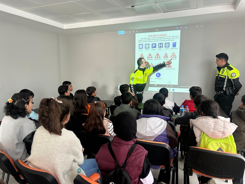 Ağrı Çocuk Trafik Eğitim Parkında Trafik Eğitimleri Tüm Hızıyla Devam Ediyor