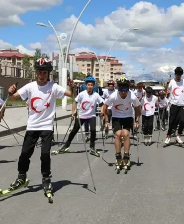 Ağrı 19 Mayıs Gençlerin Coşkuyla Şehri Aydınlatması