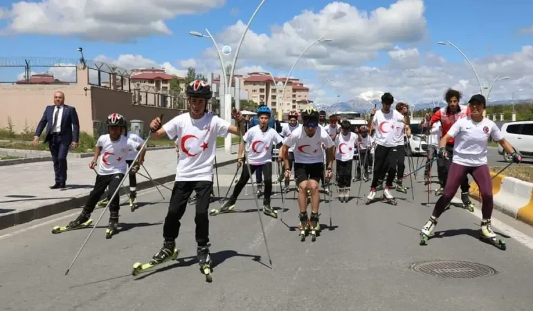 Ağrı 19 Mayıs: Gençlerin Coşkuyla Şehri Aydınlatması