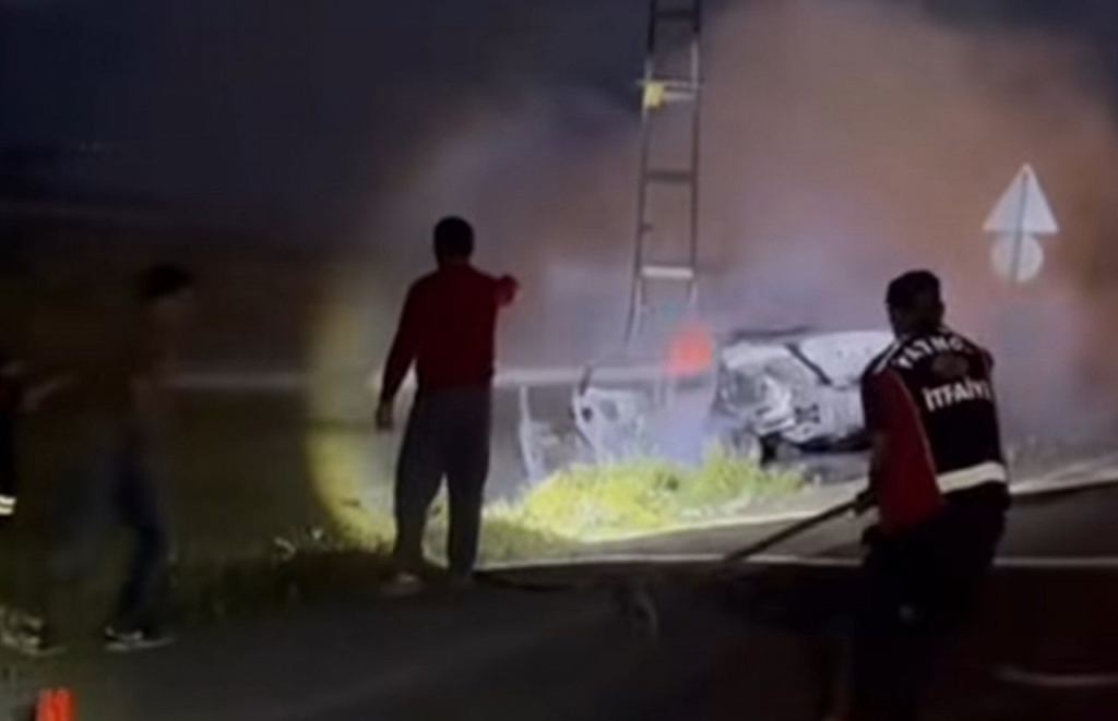 Patnos Trafik Kazası Araç Alev Aldı Gençler Yaralı