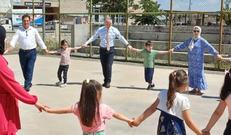 Ağrı’da Çocuk Etkinlikleri ile Vitrin Boyama Eğlencesi