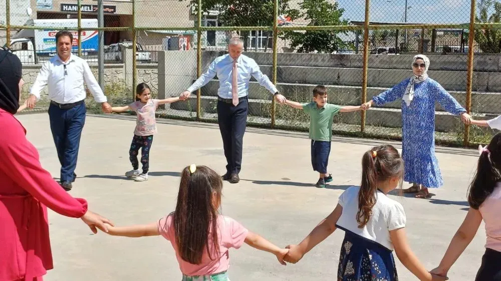 Ağrıda Çocuk Etkinlikleri ile Vitrin Boyama Eğlencesi