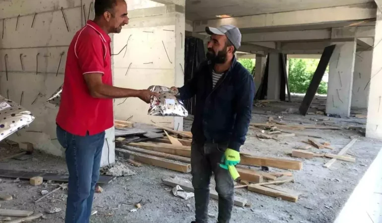 Ağrı Kızılay Babalar Günü’nde Babaları Unutmadı