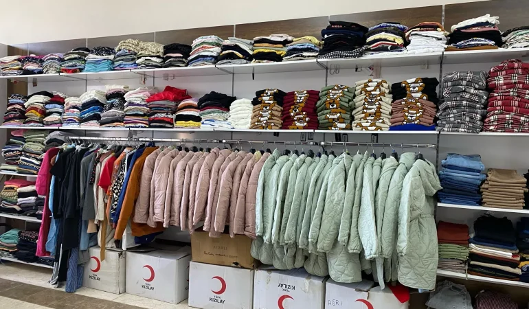 Doğubayazıt Kızılay Butik Mağaza ile Ücretsiz Giyim Desteği