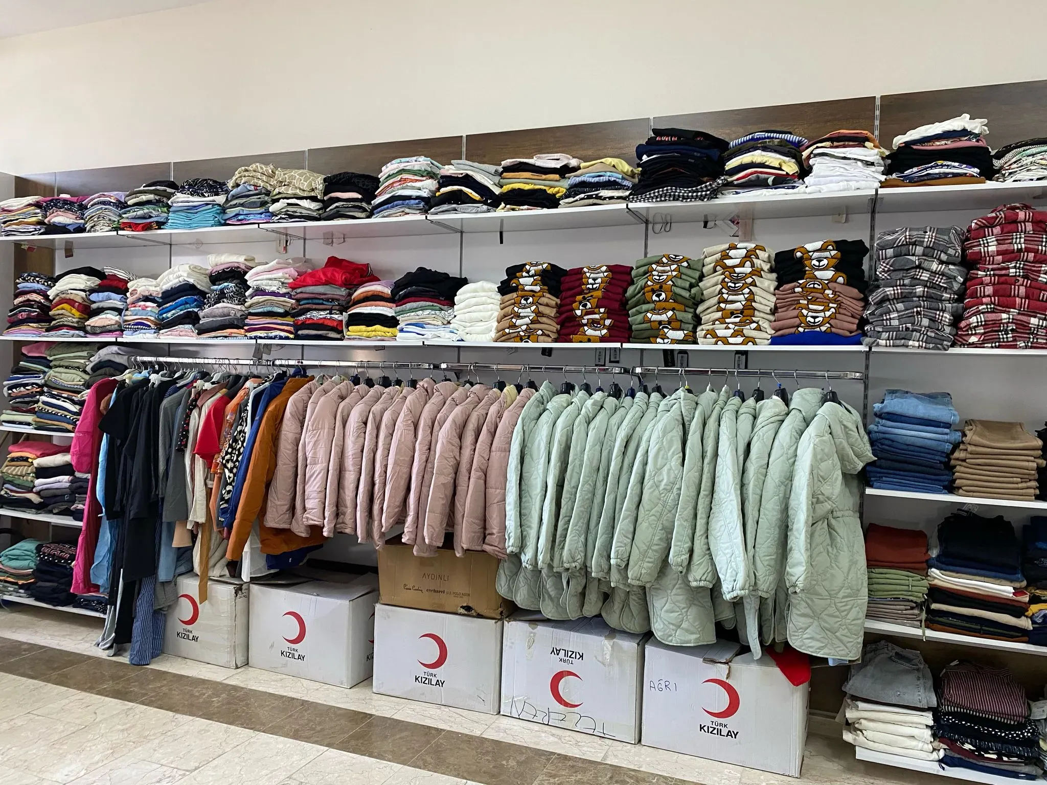 Doğubayazıt Kızılay Butik Mağaza ile Ücretsiz Giyim Desteği