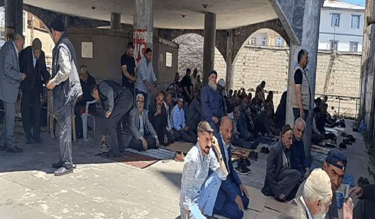 Ağrı’nın Meydan Camii Yaz Aylarında Cuma Namazı