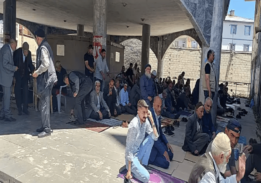 Ağrının Meydan Camii Yaz Aylarında Cuma Namazı