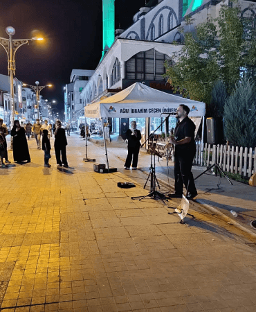 Cumhuriyet Caddesi Yaz Akşamlarının Genç Yetenekleri