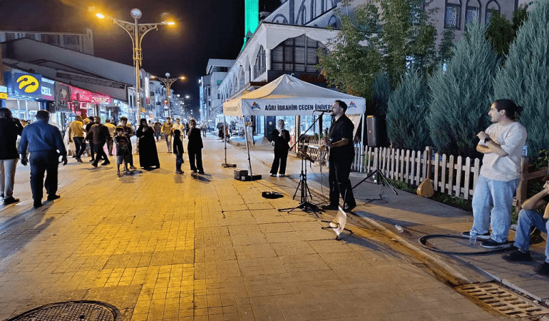 Cumhuriyet Caddesi: Yaz Akşamlarının Genç Yetenekleri