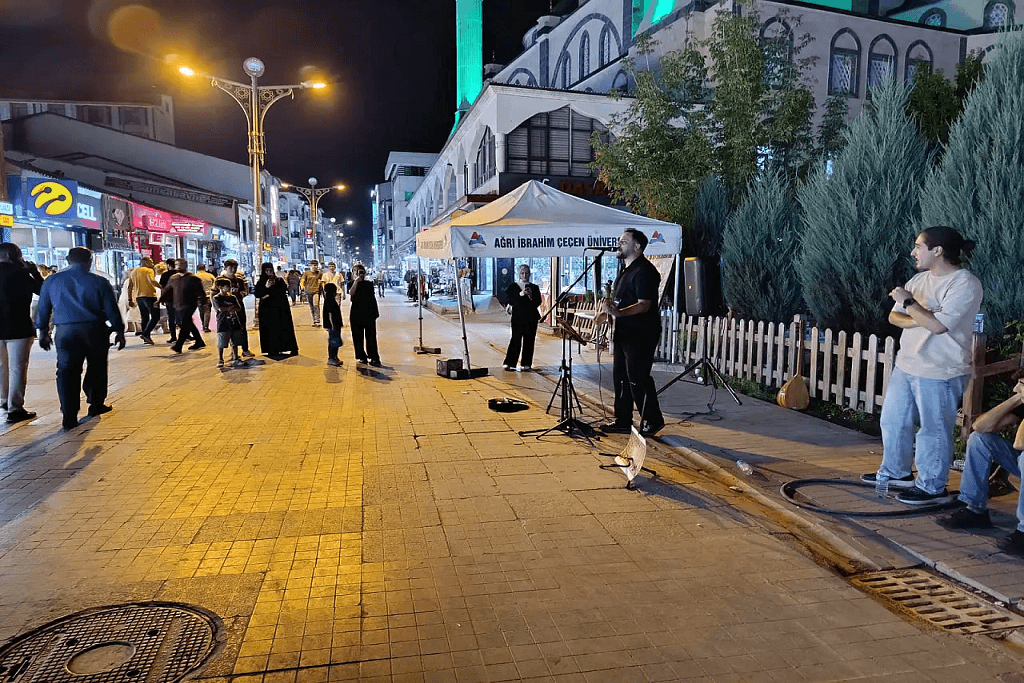 Cumhuriyet Caddesi Yaz Akşamlarının Genç Yetenekleri