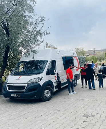 Doğubayazıt Kızılay Gönüllüleri Serinlik İkram Etti