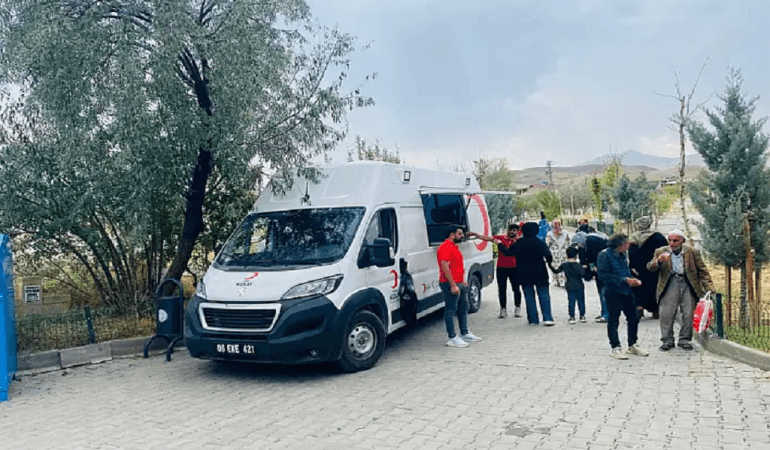 Doğubayazıt Kızılay Gönüllüleri Serinlik İkram Etti