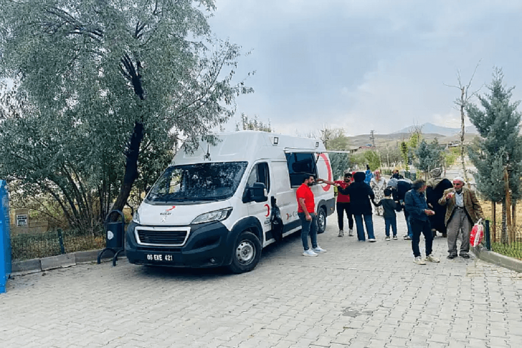 Doğubayazıt Kızılay Gönüllüleri Serinlik İkram Etti