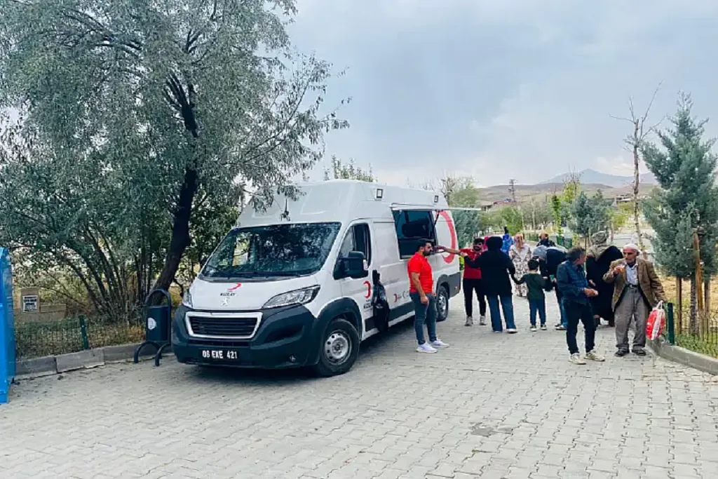 Doğubayazıt Kızılay Gönüllüleri Serinlik İkram Etti