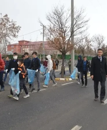 Eleşkirtte Dere Temizliği Ağrının çevresel sorunlarına karşı duyarlılığı artırmak amacıyla gerçekleştirilen önemli bir projedir