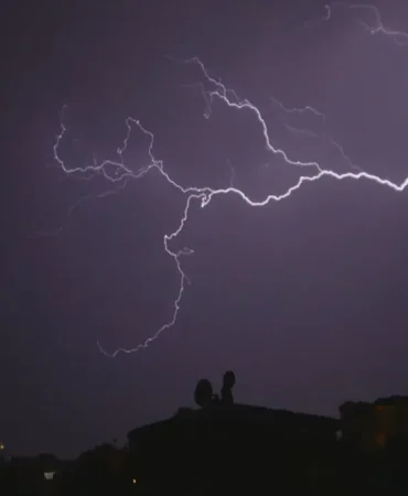 Ağrıda Şimşekler Gecenin Karanlığını Aydınlattı