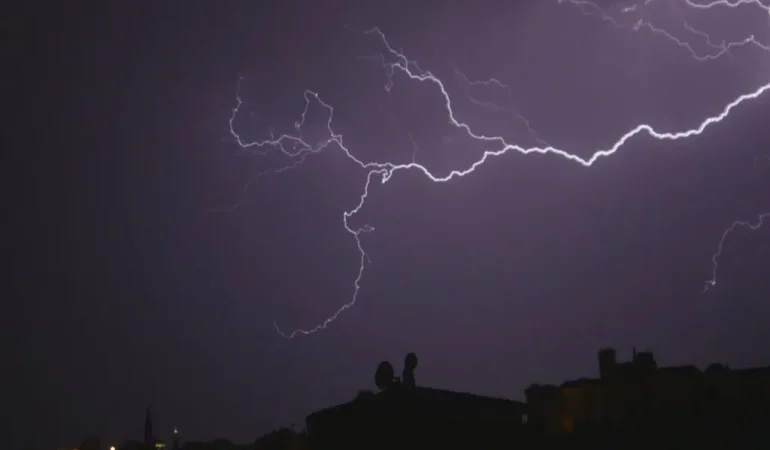 Ağrı’da Şimşekler Gecenin Karanlığını Aydınlattı