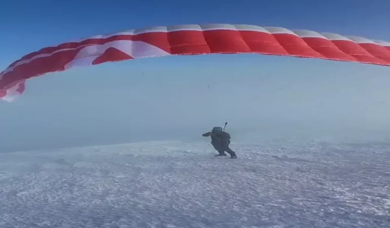 Ağrı Yamaç Paraşütü ile Gençler Uçuyor