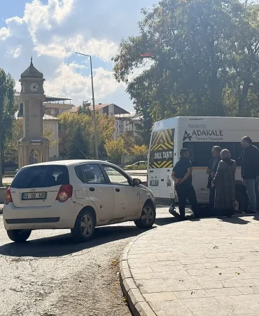 Ağrı Trafik Kazası Abide Meydanında İki Araç Çarpıştı