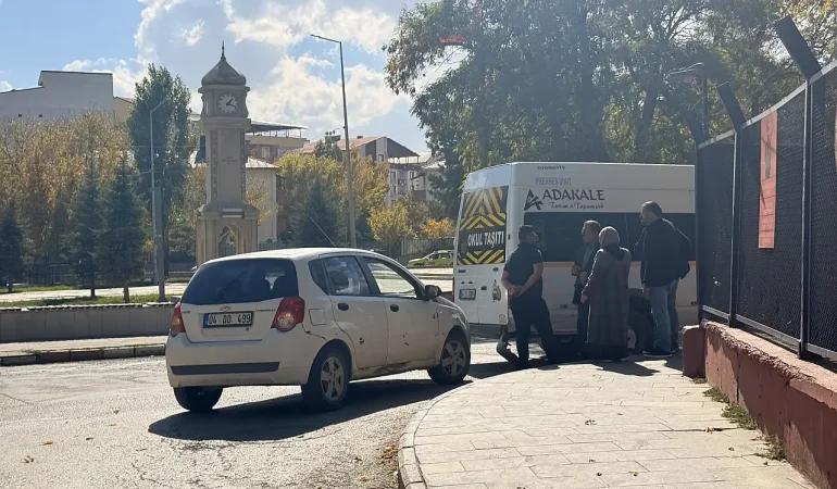 Ağrı Trafik Kazası Abide Meydanı’nda İki Araç Çarpıştı