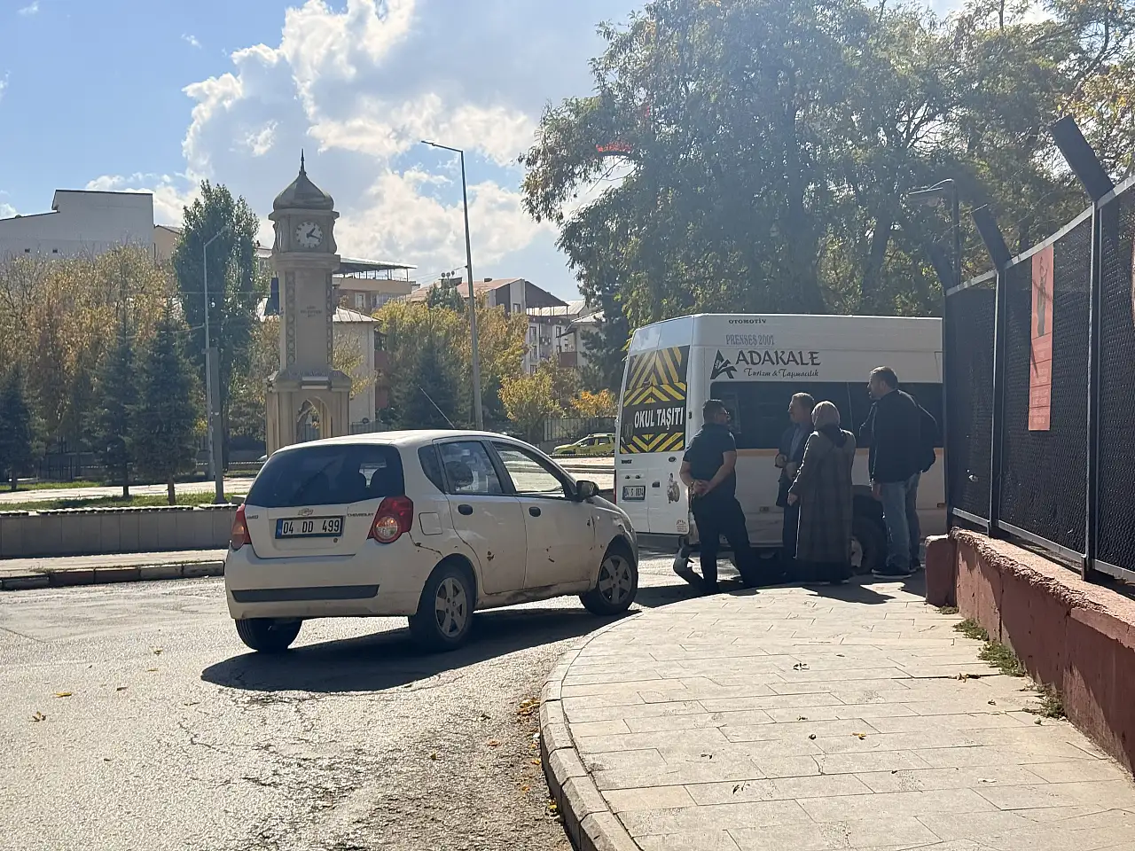 Ağrı Trafik Kazası Abide Meydanında İki Araç Çarpıştı Eleşkirt Haber Ağrı Trafik Kazası Abide Meydanında İki Araç Çarpıştı