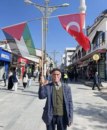 Direnişe devam Ağrıda tek başına Filistin için yürüyüş