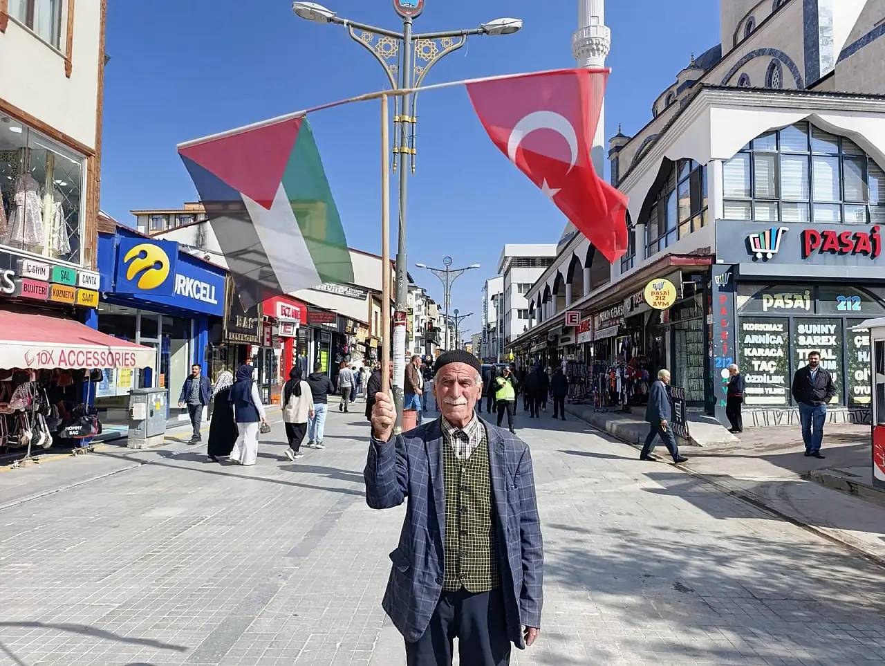 Direnişe devam Ağrıda tek başına Filistin için yürüyüş