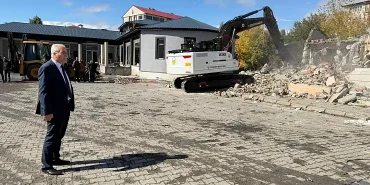 Eleşkirt Belediyesi otogar yıkımı başladı