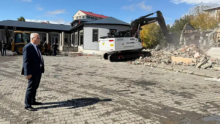 Eleşkirt Belediyesi otogar yıkımı başladı